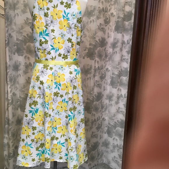 Scarlett Yellow - Floral Dress 11/12. Button front. Tie Belt Waist. Collar - Picture 2 of 6
